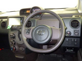 運転の際、常に目にする部分だけにシックで飽きのこないデザインが良いですね。