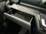 使い勝手の良い、上下2段式のグローブボックスです