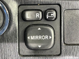 【電動格納ミラー】サイドミラーは電動格納式となっており、狭い駐車場でもキズがつくリスクを抑えられます。
