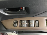 電動格納式ドアミラーのスイッチは運転席ドアにあります。