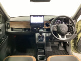 車内は光触媒抗菌消臭施工済です。インパネ周りはスタイリッシュなデザインで機能や装備も充実しています。グローブボックスやカップホルダーのほかにトレーなどたくさんの収納スペースが付いています。