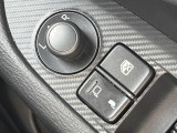 【電動格納ミラー】サイドミラーは電動格納式となっており、狭い駐車場でもキズがつくリスクを抑えられます。