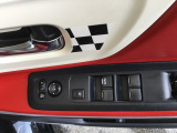 電動格納式ドアミラーのスイッチは運転席ドアにあります。