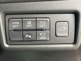 【パワーバックドア】スマートキーや運転席のボタンを押すだけでリアゲートが自動で開閉します!荷物を持っている時や、高い位置にあるバックドアを閉める際に便利な機能です♪