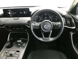【運転席インテリアデザイン】左右対称のインテリアデザインでドライバーを包み込み運転に集中できるように設計されています。