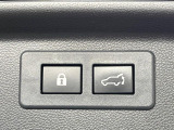 【パワーバックドア】スマートキーや運転席のボタンを押すだけでリアゲートが自動で開閉します!荷物を持っている時や、高い位置にあるバックドアを閉める際に便利な機能です♪