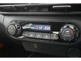 オートエアコンで温度を設定するだけで快適な車内環境を維持することができます!