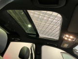 パノラミックルーフで明るい車内と開放感あるドライブをお楽しみいただけます。