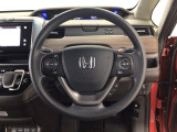 【ハンドル】運転にかかわる様々な操作を安全に行えるように視点移動が少なく操作性に配慮されたスイッチ類が凝縮されたコックピットです。