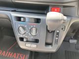 静岡ダイハツでは、メーカーの技術認定を受けたプロの整備士が整備を実施いたします。目に見えない部分までしっかりと点検するので安心です。