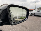 走行中にリアバンパーに組み込まれたセンサーが、ドライバーから死角になる左右後方の車両や、追い越し車線上を急接近してくる車両を認識し、点灯させドライバーに警告します。