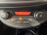 【オートエアコン】一度お好みの温度に設定すれば、車内の温度を検知し風量や温度を自動で調整。暑い…寒い…と何度もスイッチ操作をする必要はありません。快適な車内空間には必須の機能ですね♪