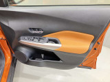【運転席ドア】ボトルホルダーや収納ポケットが付いているので運転席周りもスッキリ保てます★