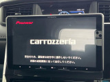【大画面ナビ】人気の大型9インチナビを装備。存在感のある大画面はインパクト大!ナビ利用時のマップ表示は見やすく、テレビやDVDは臨場感がアップ!いつものドライブがグッと楽しくなります♪