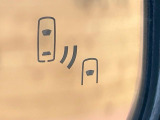 【ブラインドスポットモニター】走行中、ドアミラーの死角になりやすい箇所に後続車が接近するとサイドミラーのレンズに警告を表示!ドライバーに注意喚起をしてくれます。