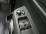 電動格納ミラー! スイッチひとつでミラーを畳めます。