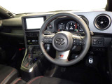 運転の際、常に目にする部分だけにシックで飽きのこないデザインが良いですね。