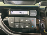 【オートエアコン】一度お好みの温度に設定すれば、車内の温度を検知し風量や温度を自動で調整。暑い…寒い…と何度もスイッチ操作をする必要はありません。快適な車内空間には必須の機能ですね♪