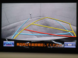 車庫入れや縦列駐車などの際に、後退操作の参考になるガイドラインをモニター画面に表示します。