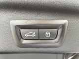 電動パワーゲートです。開閉がボタン1つで開け閉め行えます。また、状況に応じてのトランクハッチ開閉量を簡単に設定可能です。スマートオープナーも便利な機能です。ぜひお試しください。