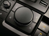 「MAZDAコネクト」コマンダー部 手元を見ることなく操作出来るように左手を自然に降ろした位置に設置。シンプルで使いやすく、機能を覚えやすいボタン配置になっています。