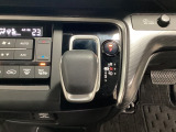 CVT車のセレクトレバーです。低速から高速まで、変速ショックのないスムーズな走りを実現するとともに、エンジン効率のよい領域を維持することで燃費にも貢献します。