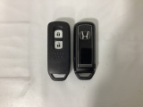 スマートキーを装備しています。鍵を差し込むことなくドアロックの開け閉めと、スタートボタン操作でのエンジンスタートができます。スペアキーも同じものを用意しております。