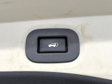 【パワーバックドア】スマートキーや運転席のボタンを押すだけでリアゲートが自動で開閉します!荷物を持っている時や、高い位置にあるバックドアを閉める際に便利な機能です♪