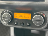 【オートエアコン】一度お好みの温度に設定すれば、車内の温度を検知し風量や温度を自動で調整。暑い…寒い…と何度もスイッチ操作をする必要はありません。快適な車内空間には必須の機能ですね♪