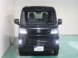 明度の高いLEDヘッドライトで、夜間の運転も安心です。