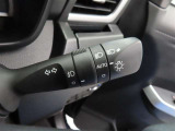 スイッチをオートに設定しておけば、車外の明るさに応じて自動的にヘッドランプを点灯・消灯します。夕暮れ時やトンネルの続く山道などを走行する時に便利なコンライトを装備しています。