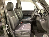 女性でも運転がしやすいように、シートの高さ調整機能(シートリフター)がついています。広い足元にゆったり座れるシートには肘掛も装備しており長距離の運転でも疲れにくいシートです。