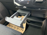 前席中央にあるカップホルダー。運転席と助手席の方のドリンクホルダーです。必要ない時は格納できます。
