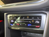 3ゾーンフルオートエアコン。運転席、助手席それぞれ独立して温度管理が可能です。花粉やダストを除去するフレッシュエアフィルターも装備され、クリーンな室内環境を保ちます。