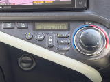【オートエアコン】一度お好みの温度に設定すれば、車内の温度を検知し風量や温度を自動で調整。暑い…寒い…と何度もスイッチ操作をする必要はありません。快適な車内空間には必須の機能ですね♪