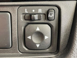 【電動格納ミラー】サイドミラーは電動格納式となっており、狭い駐車場でもキズがつくリスクを抑えられます。