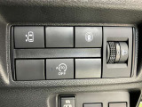 安全装備に関するボタンは運転席周りにまとめて設置されています