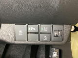 ハンドルの右側にはヘッドライトレベライザーとHondaセンシング用のメインスイッチがついています。ヘッドライトレベライザーは道路状況や積荷の加重に応じてライトの高さを調節できます。