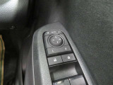 電動格納ミラー! スイッチひとつでミラーを畳めます。
