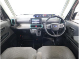 ■視界良好で運転しやすいコックピットです。シンプルで操作性の良いインパネ回りにデザインされ、SUBARUは安全性能に徹底的にまでこだわった視界設計を行っています。ベンチシートですので移動も楽々です。