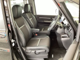 フロント広々、セパレートシートの運転席は、ハイトアジャスターが付いているので、快適にドライブができます。ハンドルはテレスコピック機能で、ハンドル位置を上・下・手前・奥に調節できます。