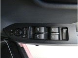 ■運転席ドアの操作しやすい位置にミラー操縦スイッチがついておりますので、ストレスなく自分のフィットする位置にセッティング頂けます。