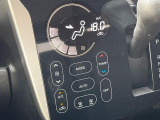 【オートエアコン】一度お好みの温度に設定すれば、車内の温度を検知し風量や温度を自動で調整。暑い…寒い…と何度もスイッチ操作をする必要はありません。快適な車内空間には必須の機能ですね♪