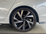 22540R18インチタイヤにR-line DCCパッケージ付専用アルミホイールを装着。