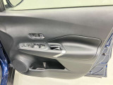 【運転席ドア】ボトルホルダーや収納ポケットが付いているので運転席周りもスッキリ保てます★