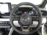 快適な操作性の運転席、ハンドルも綺麗に清掃済みです。もちろん安全を守るエアバッグも装備しているので安心してお乗りいただけます。