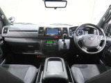 使いやすく運転しやすいレイアウトの運転席回り。