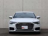 ●一目でAudiとわかる特徴的なシングルフレームグリル・LEDランプ。精悍なフロントマスクからAudiのスマートで上品なブランドを連想させてくれます。女性にも大変ご好評頂いております。