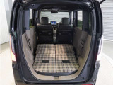 【トランクスルー機構】後席を前に倒してトランクルームとつなげ、長尺物の収納を可能にするトランクスルー機構も備えています。