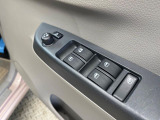 【電動格納ミラー】サイドミラーは電動格納式となっており、狭い駐車場でもキズがつくリスクを抑えられます。